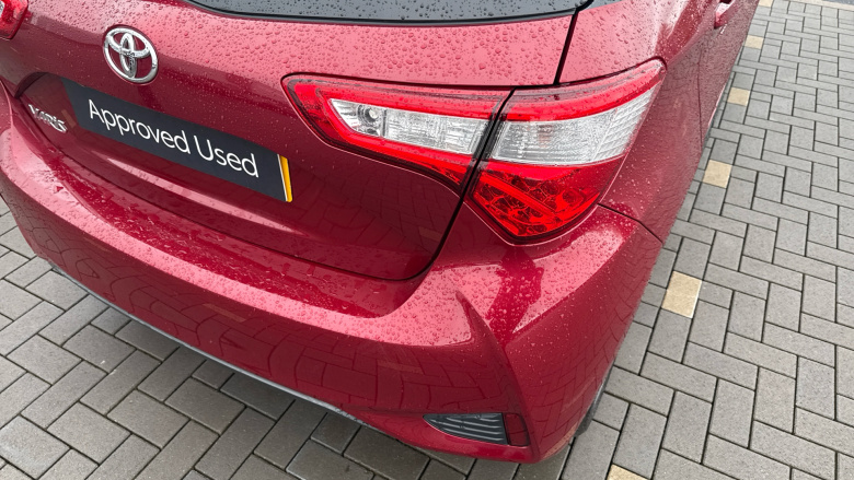 Toyota Yaris 1.5 VVT-i Blue Bi-tone 5dr Petrol Hatchback